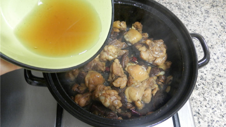 砂锅香辣鸡煲,炒至鸡肉变色微焦黄，加入泡香菇的水。