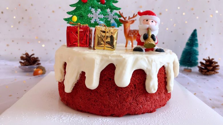 圣诞款红丝绒蛋糕,插上装饰即可