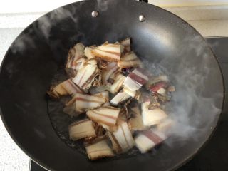 蒜苗炒腊肉,腊肉切薄片，放入锅中，加少许水，盖盖子闷煮几分钟。主要是将肉煮熟，也可以直接把肉块煮熟了再切。