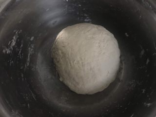 黑芝麻核桃红糖饼,然后将面粉揉成面团，盖上保鲜膜发酵2-3小时。