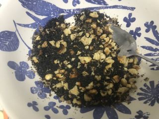 黑芝麻核桃红糖饼,然后出锅剁碎和炒熟的黑芝麻放碗里。