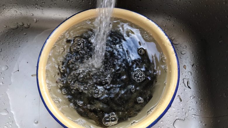 杭式油爆虾,用流动水冲洗干净