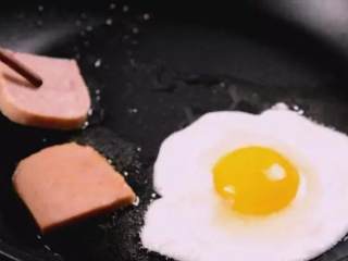 深夜食堂：火鸡面的正确打开方式！,用平底锅煎下荷包蛋和午餐肉
