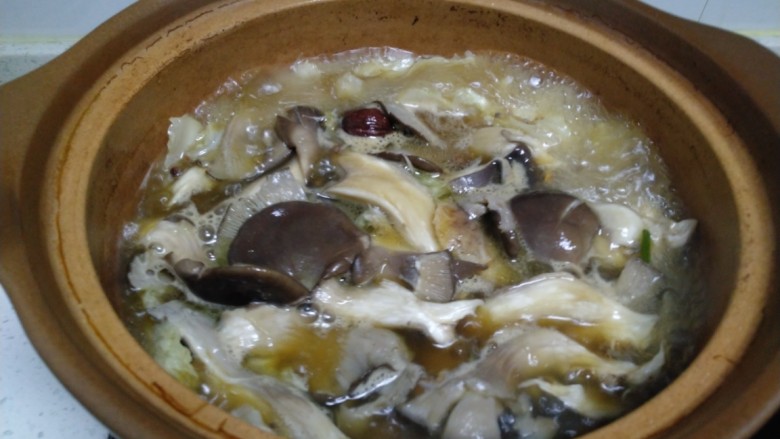肉汤炖白菜、平菇,煮至平菇变软，关火。