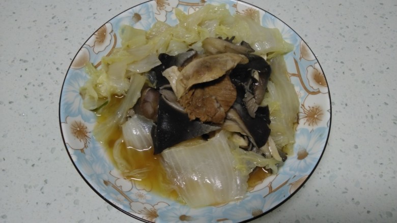 肉汤炖白菜、平菇,捞入盘中。
