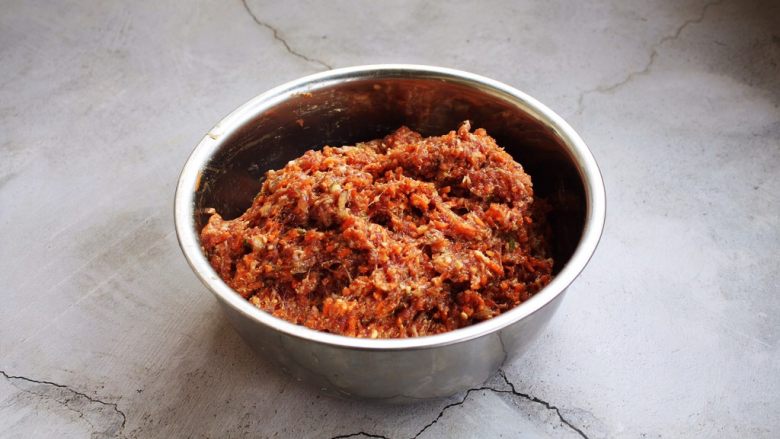 胡萝卜牛肉馅饺子,最后放入1勺的盐，将肉馅搅拌均匀备用。