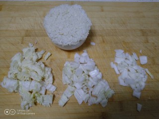 白菜炒米,所有材料准备好。