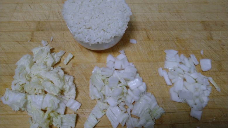 白菜炒米,所有材料准备好。