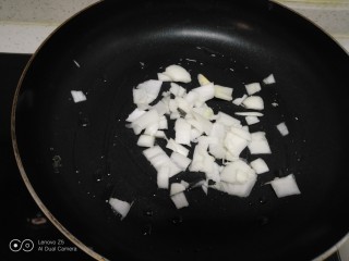 白菜炒米,锅中放入适量油，炒香葱碎。