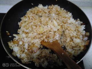 白菜炒米,倒入大米，搅拌均匀。