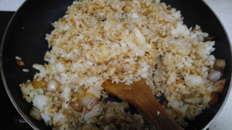 白菜炒米,倒入大米，搅拌均匀。