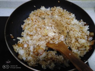 白菜炒米,倒入盐、十三香。