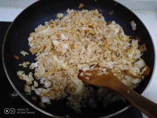白菜炒米,搅拌均匀。