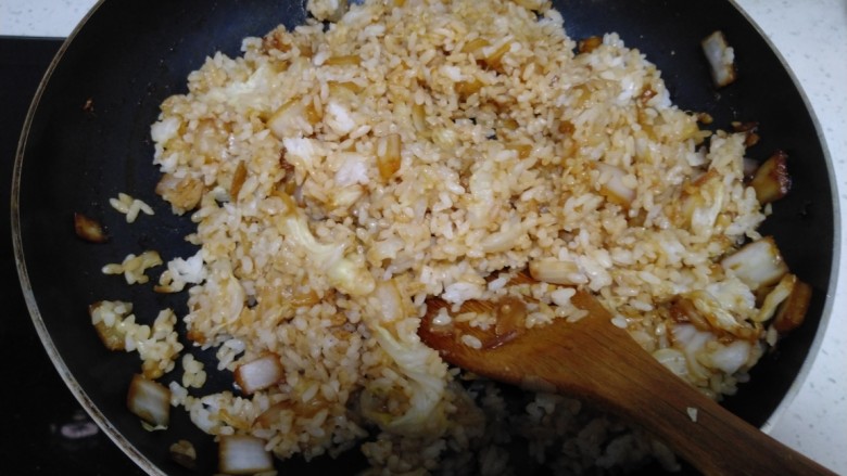 白菜炒米,搅拌均匀。