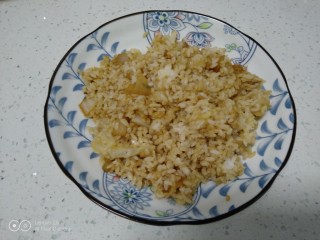 白菜炒米,盛入盘中。