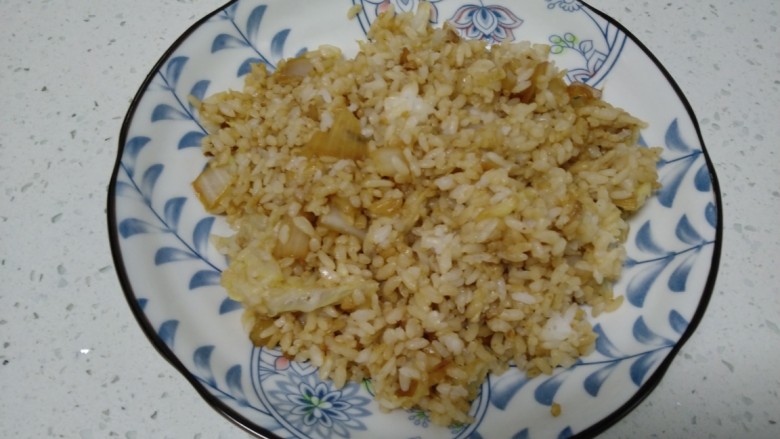 白菜炒米,盛入盘中。