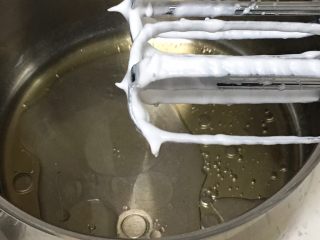 芒果蛋糕卷,玉米油和清水混合，加入盐，就用这个打蛋器低速搅拌至融合。