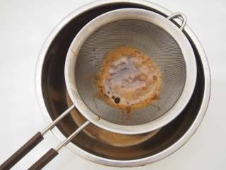 姜饼圣诞翻糖饼干,将液体过筛，防止有没有融化开的红糖颗粒