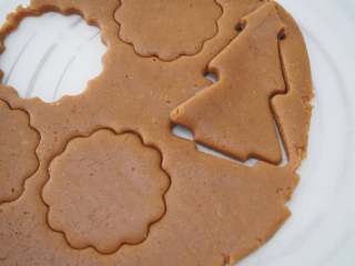 姜饼圣诞翻糖饼干, 用模具切出自己想要的形状