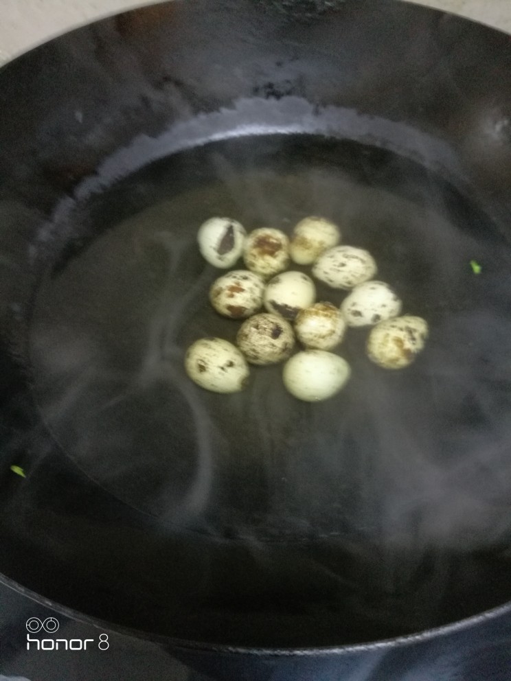 菜谱#百鸟归巢#[创建于27/12~2018],起锅注水，放入鹌鹑蛋，煮熟。