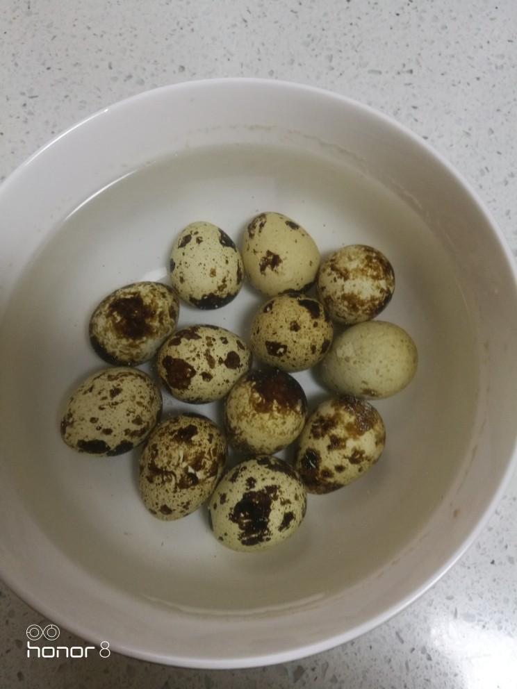 菜谱#百鸟归巢#[创建于27/12~2018],煮熟的鹌鹑蛋放进到凉水中晾凉，以便好剥。