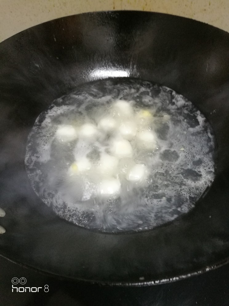 菜谱#百鸟归巢#[创建于27/12~2018],另起锅注少许水，放入剥去壳的鹌鹑蛋，烧煮5分钟。