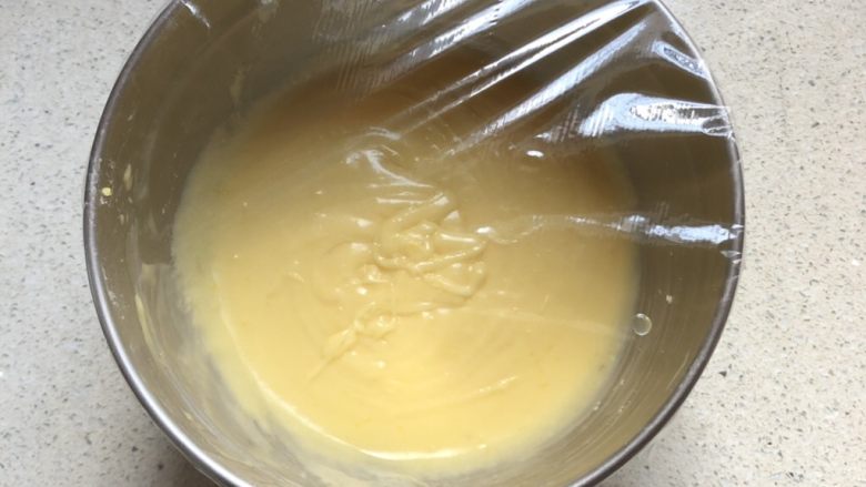 柠檬味小蛋糕,搅拌好的面糊细腻顺滑、盖保鲜膜放置一小时！
