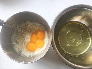彩虹蛋糕
,分离鸡蛋，蛋白打至干净的容器，蛋黄打至面糊中，用蛋抽搅拌均匀，面糊顺滑，烤箱预热160度
