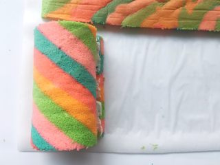 彩虹蛋糕
,从蛋糕的一侧将蛋糕卷卷起来
