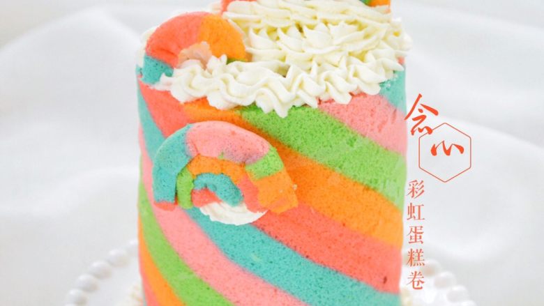 彩虹蛋糕
,冰箱取出蛋糕，竖着摆放，在顶部挤上适量的淡奶油装饰，插上彩虹，漂亮的彩虹蛋糕就做好啦