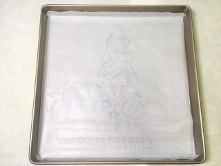 圣诞树蛋糕卷,百度一张自己喜欢的圣诞树图案，之后画在油纸上，画画的一面朝下铺在烤盘内