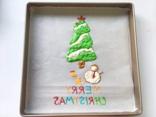 圣诞树蛋糕卷,将描好的圣诞树入烤箱烘烤1分钟，定下形