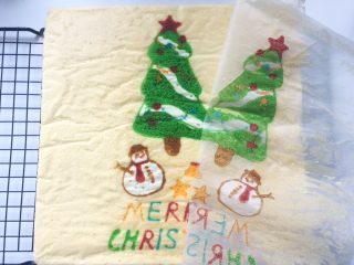圣诞树蛋糕卷,蛋糕卷烘烤好后，从烤盘内取出降温，降至手温时，揭掉背后的油纸
