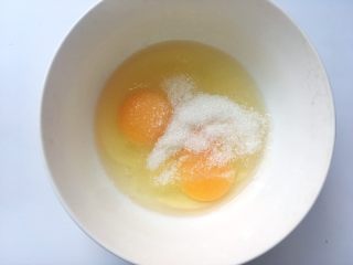 抹茶毛巾卷（抹茶奶黄酱）,鸡蛋加细砂糖，用蛋抽搅拌至细砂糖融化，看不到砂糖颗粒
