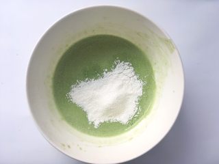 抹茶毛巾卷（抹茶奶黄酱）,过筛低筋面粉跟玉米淀粉，之后搅拌均匀