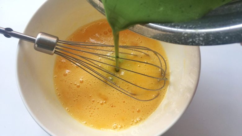 抹茶毛巾卷（抹茶奶黄酱）,加入刚刚搅拌均匀的抹茶面糊，用蛋抽搅拌均匀
