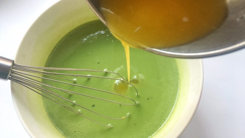 抹茶毛巾卷（抹茶奶黄酱）,加入降温后的液体黄油，搅拌均匀表层无油点
