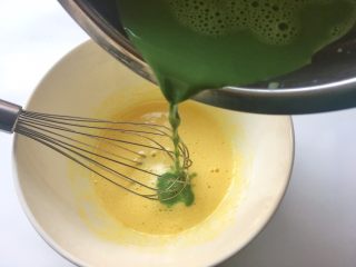 抹茶毛巾卷（抹茶奶黄酱）,将搅拌好的抹茶糊倒入蛋黄中搅拌均匀
