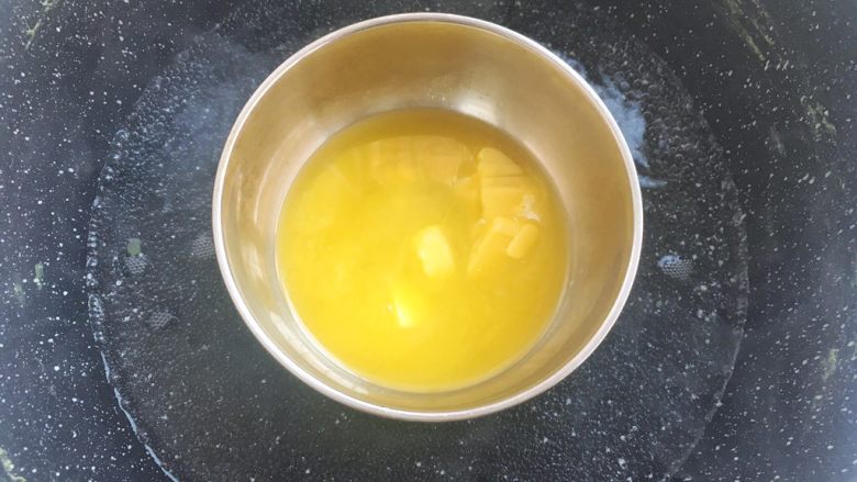 抹茶毛巾卷（抹茶奶黄酱）,黄油隔水加入至融化，之后取出放一旁备用
