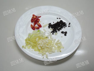 干煸芹菜,分别把豆豉、生姜、大蒜、葱剁碎，红椒切小片。