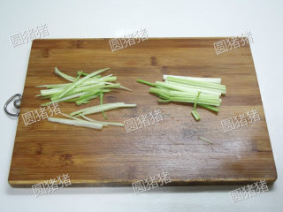 干煸芹菜,将芹菜梗先切成长段，再劈开成细丝状。