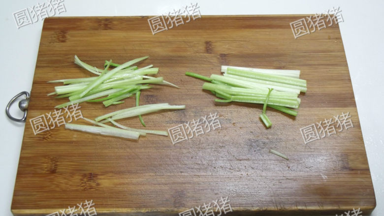 干煸芹菜,将芹菜梗先切成长段，再劈开成细丝状。