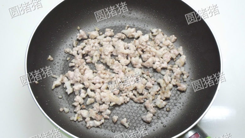 干煸芹菜,锅内放少许油，放入猪绞肉用小火煸炒至变微黄色，油脂吐出来。	