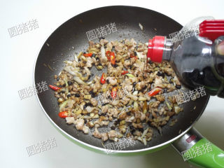 干煸芹菜,加入生抽、砂糖、鸡精、料酒炒至均匀上色。
