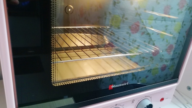 圣诞奶油蛋糕, 烤箱上下管150度预热。