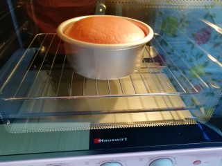 圣诞奶油蛋糕,5分钟以后，烤箱上下管转140度继续烤15分钟。