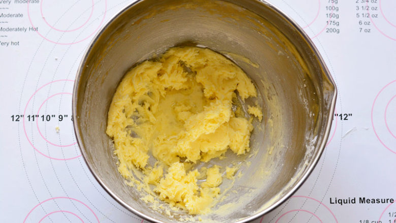 圣诞糖霜饼干,打发好的黄油里分三次加入蛋液，用电动打蛋器搅打均匀
