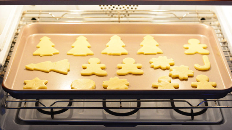 圣诞糖霜饼干,将饼干放入预热的烤箱，170度中层，烤12-15分钟。
