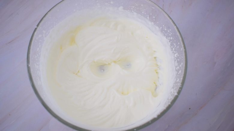自制脏脏珍珠奶茶奶盖,用电动打蛋器打发至7-8分，这样奶盖就做好了