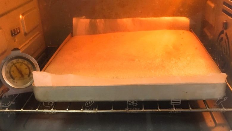 芒果蛋糕卷,烤箱事先预热，蛋糕糊做好立即送入烤箱烤制，烤箱150度，时间20分钟烤制。